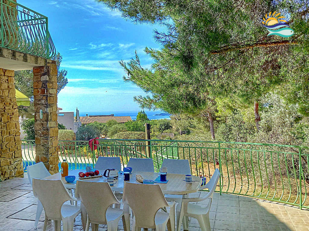 Terrasse ombragée avec vue sur la Méditerranée