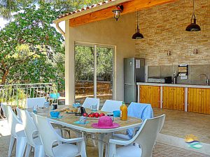 terrasse ombragée et cuisine d'été proche de la piscine