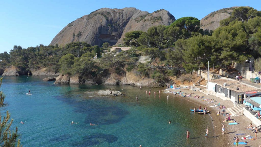 calanque du Mugel ensoleillée avec sa guinguette