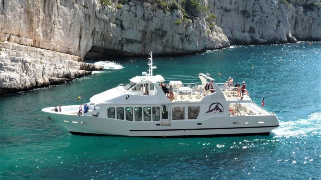 bateau touristique en visite dans une calanque