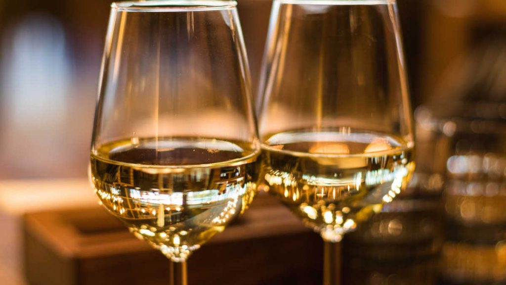 deux verres vin blanc cassis