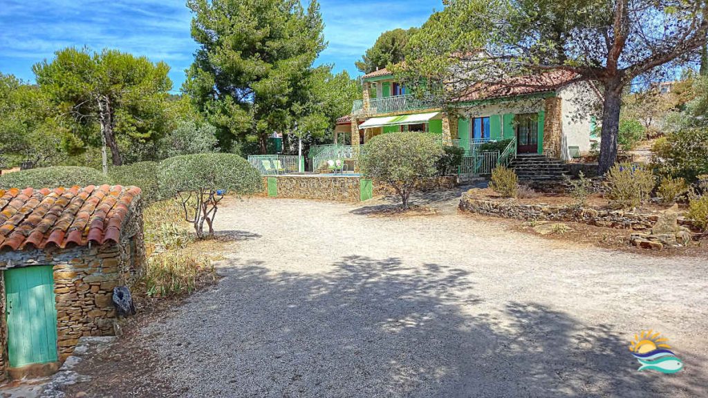 grands espaces autour de la villa avec parking, jeu de boules, espaces détentes