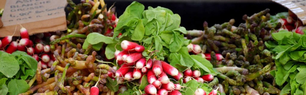 marché provençal avec un étal de légumes