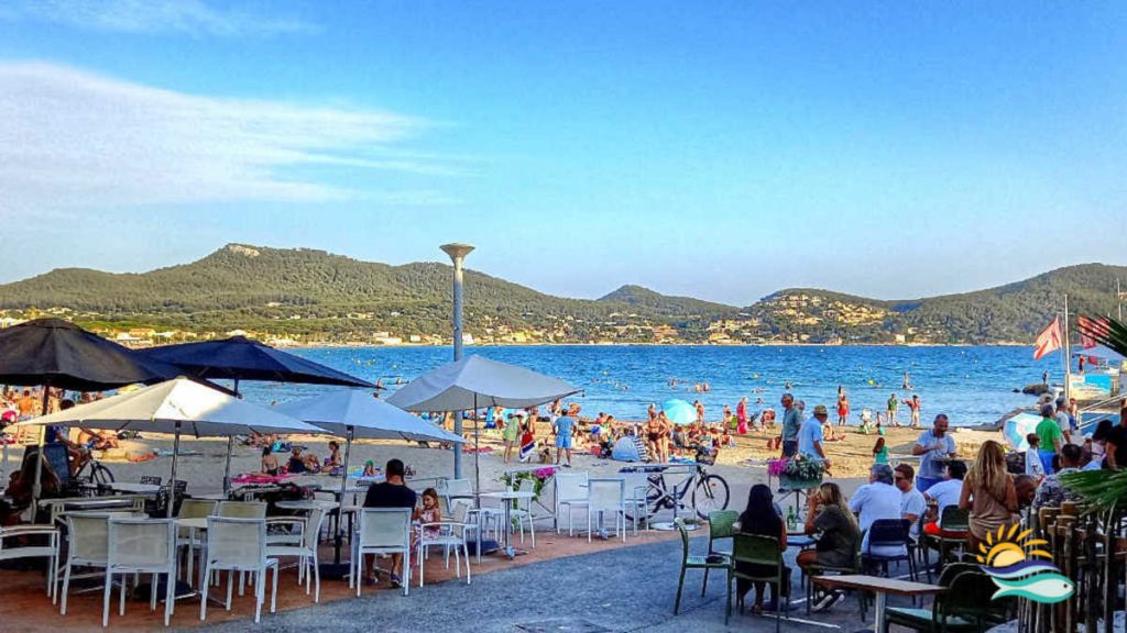 Séjour en Provence : nos conseils pour des vacances réussies plage familiale des Lecques en fin d