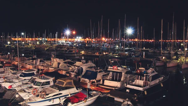 port de peche bateaux alignes la nuit
