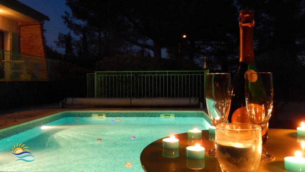 piscine éclairée pour un bain romantique sous le ciel étoilé de la Provence