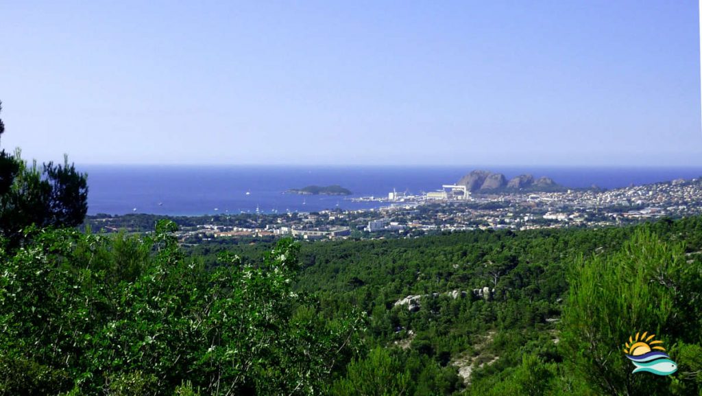 randonnée sur les crêtes au départ de la villa sur le GR51 avec vue sur le port de La Ciotat