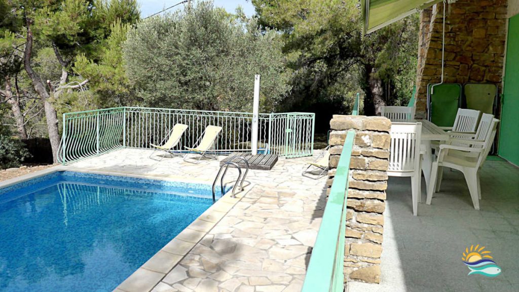 villa terre brulee terrasse piscine jardin