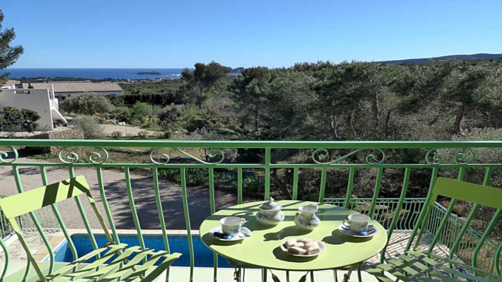 terrasse de villa provençale avec vue mer en automne