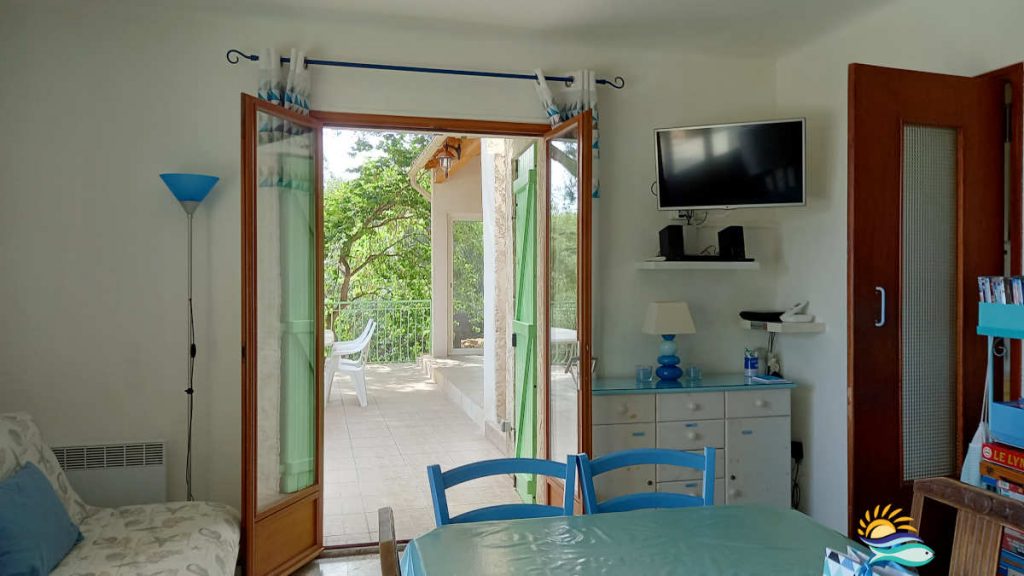 Villa de charme Terre-Brûlée : confort, piscine et calanques vue terrasse pool house depuis sejour