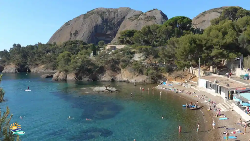 calanque du Mugel ensoleillée avec sa guinguette