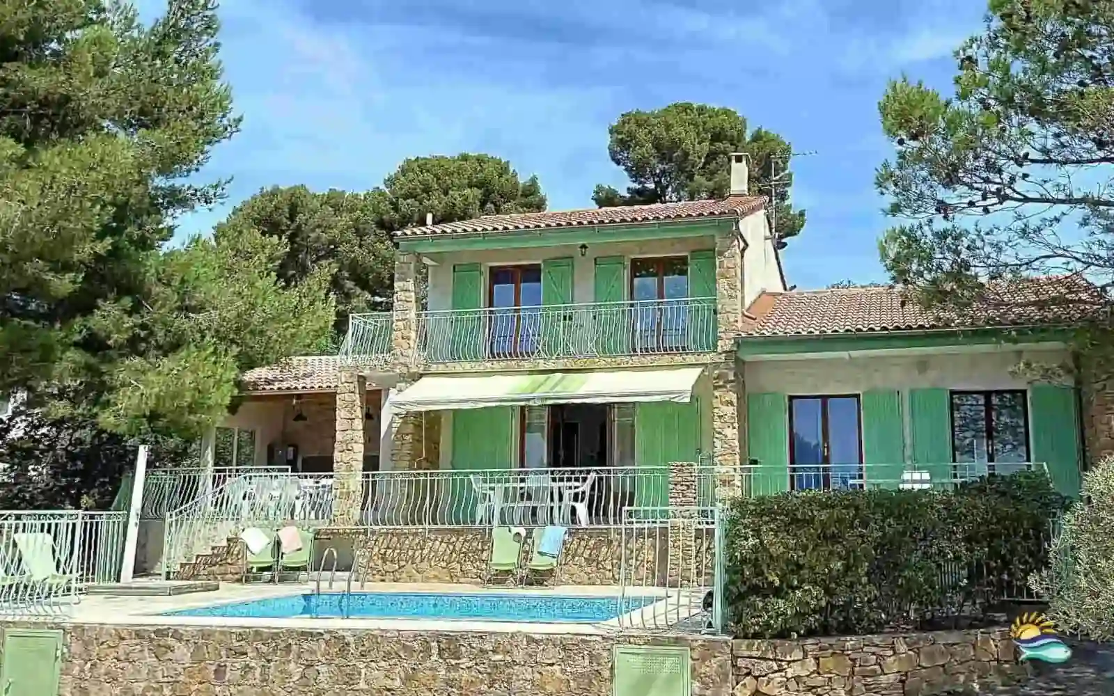 Façade principale et piscine de la Villa Terre-Brûlée à La Ciotat