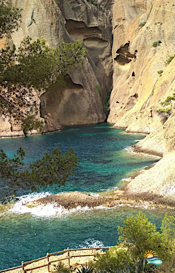 falaise de poudingue dans la calanque du Mugel