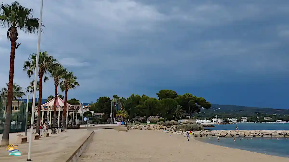 calanque du Mugel ensoleillée avec sa guinguette