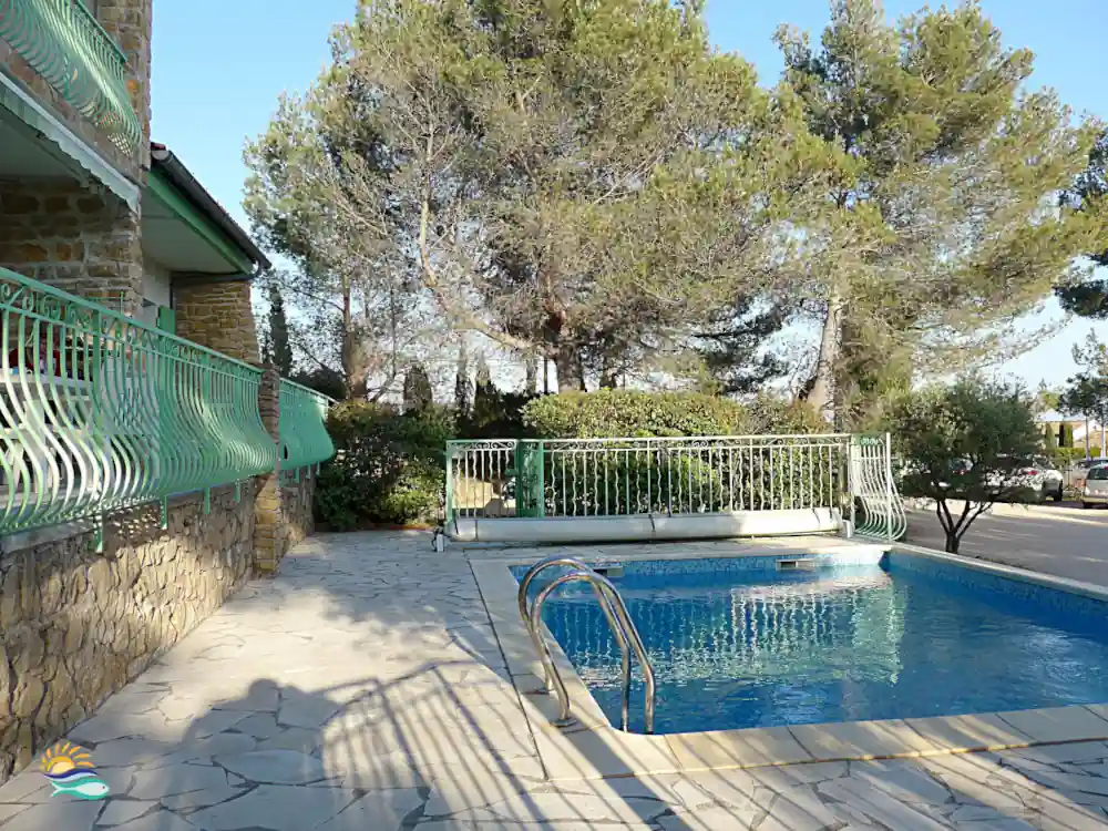 Piscine sécurisée au pied de la terrasse Sud