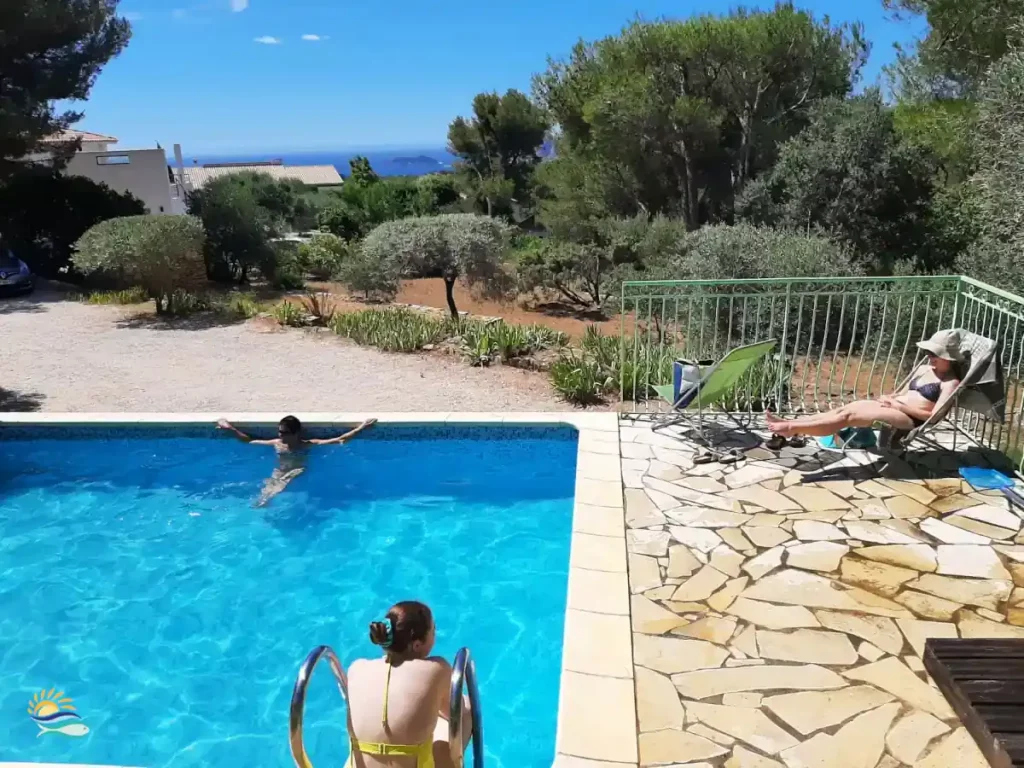 Instant détente au bord de la piscine