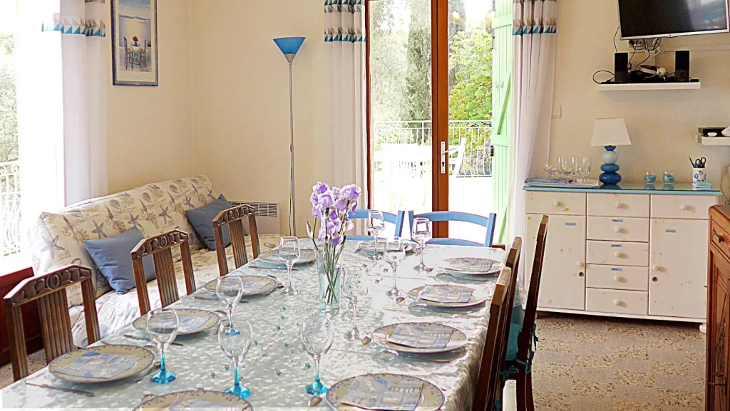 living-room table mise pour 10 personnes TV lecteur blu-ray jolie décoration accès 2 terrasses