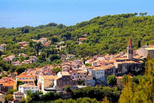 Village perché de La Cadière-d’Azur dans le Var, près de la Villa Terre-Brûlée